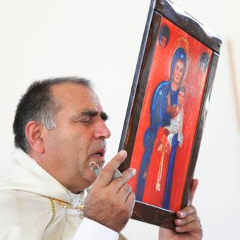 الأب جوزف عنداري حاملاً صورة العذراء مريم father Joseph Andary